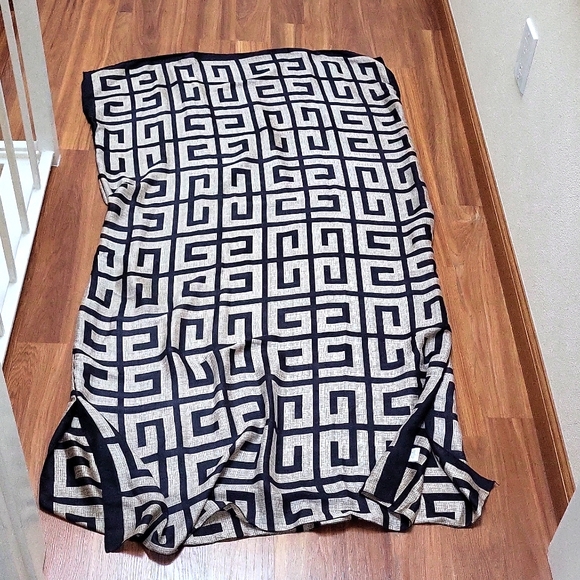 Caftan with Fendi like pattern. Beautiful and flowing - Picture 9 of 9